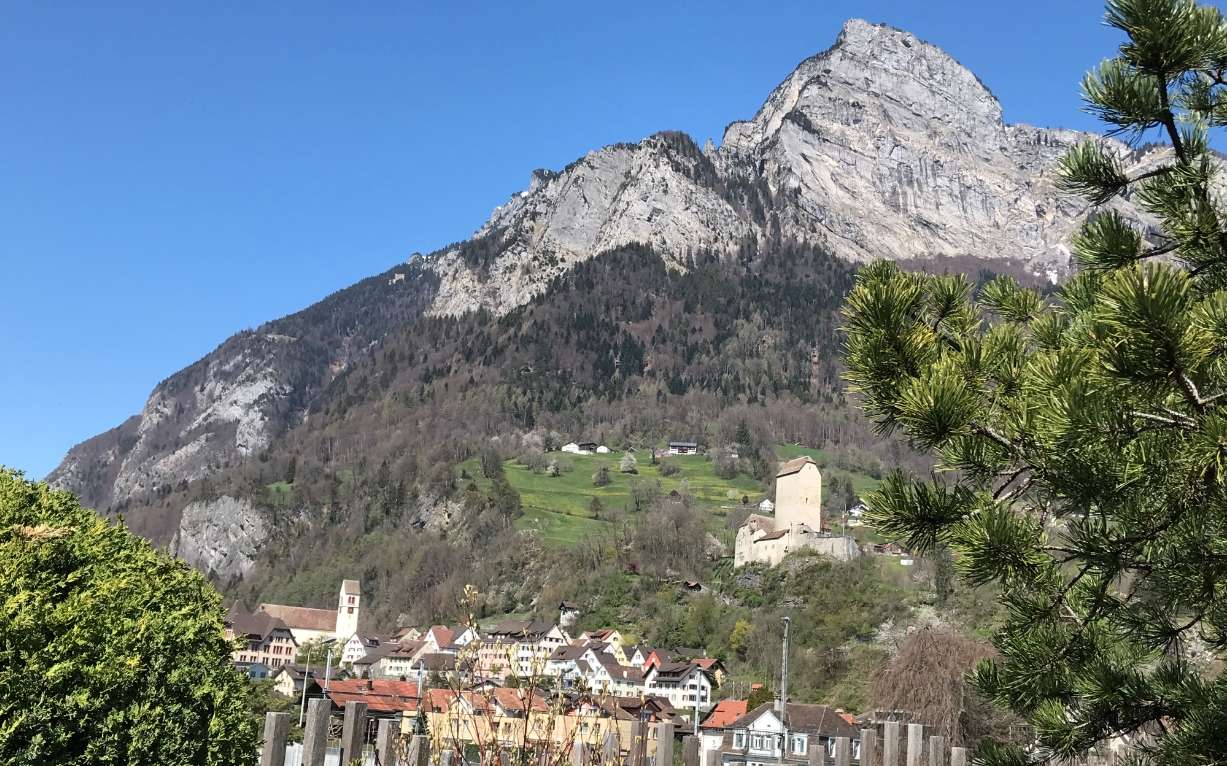 Kirche Schloss Gonzen im April Kirche Schloss Gonzen im April